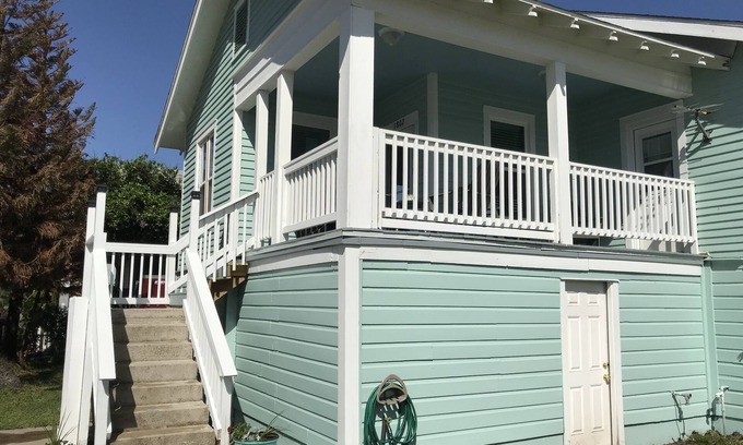 San Jacinto House | One block to the beach and close to everything! Enjoy the outdoor fireplace !