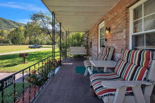 Seneca Rocks House | Panoramic Paradise - Best View of Seneca Rocks cottage