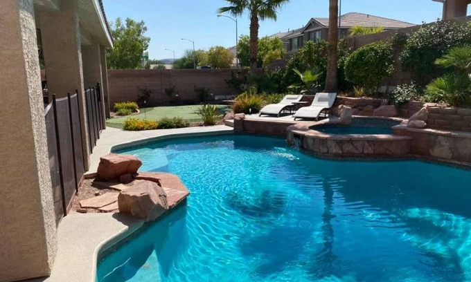 Henderson House | 🌴🏊♂️🌞⛳Paradise off the strip, 4BR+Big Loft+Fun Backyard