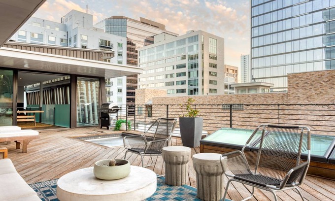 Downtown Austin House | Paramount Place by AvantStay 4 Story Apartment in Heart of Austin w/ Movie Theatre & Hot Tub