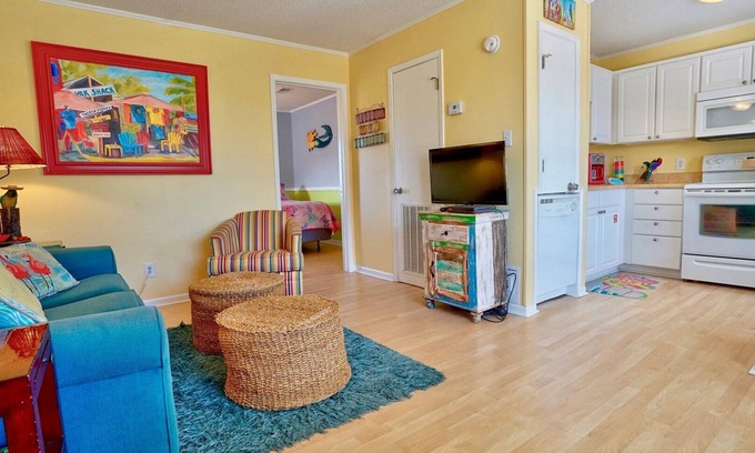 Gulf Shores Condo | PEEK-A-VIEW BALCONY VIEWS, CONVENIENT LOCATION TO EVERYTHING IN GULF SHORES