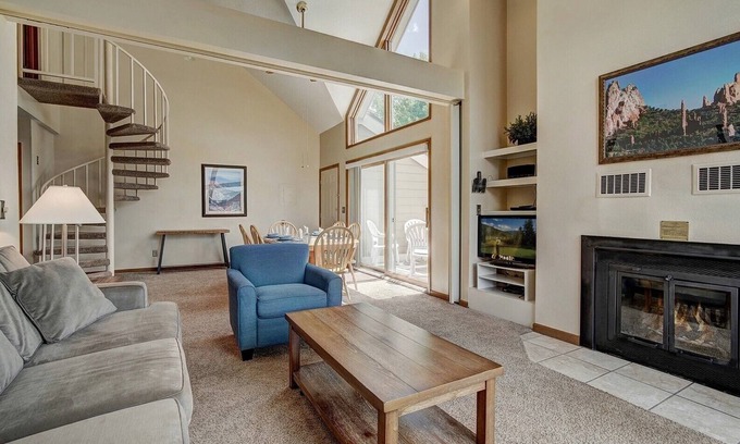 Summit Cove Condo | Perfect for families: 2 bedroom/3 bath w/hot tub + pool-minutes to Keystone!