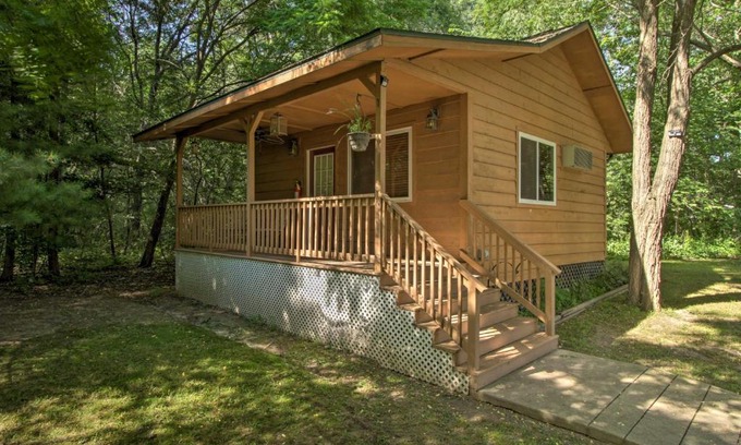 Wisconsin Dells House | Pet-Friendly Wisconsin Dells Studio with Porch!