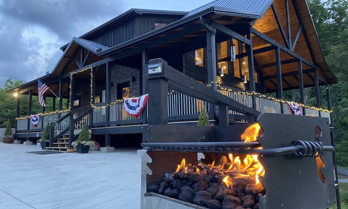 Chalet Village North Cabin | Pinecrest: Spectacular Cabin in the Best Location
