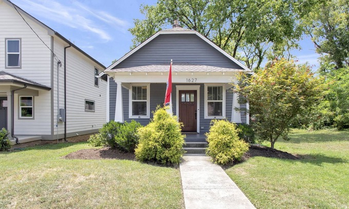 North Nashville House | Private 2BR House in Downtown Nashville - Near Broadway and Sleeps 6! π