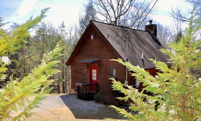 Gatlinburg - Pigeon Forge Cabin | Private Cozy Cabin/WiFi & Linens Provided/Heart-Shaped Jaquzzi Tub