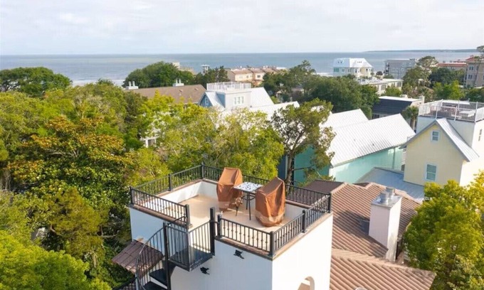 Demere Park Condo | Private Rooftop/Walk to Beach/Parking/Chef Kitchen