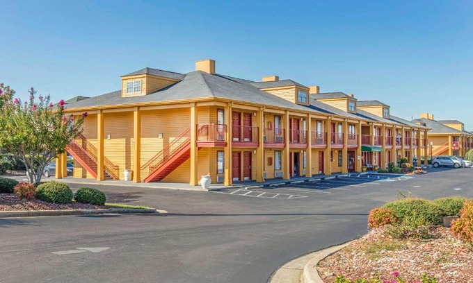 Bessemer Hotel | Quality Inn Bessemer I-20 exit 108