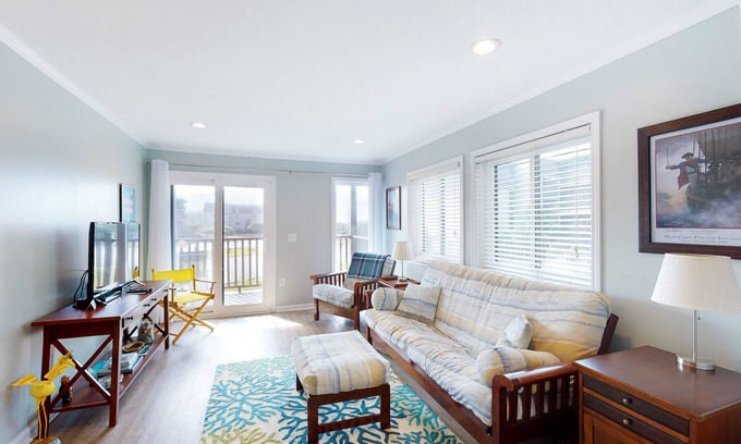Morehead City Condo | Renovated First-Floor Oceanside Condo with Courtyard and Pool Views + Free WiFi