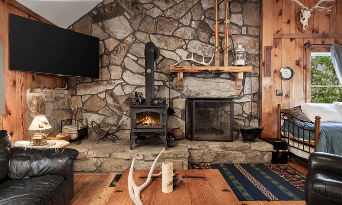 Great Cacapon Ski Chalet | River Access, Loft, Deck, WiFI & Pet Friendly