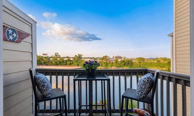 North Capitol Condo | Riverfront Delight on the Cumberland:Downtown Condo