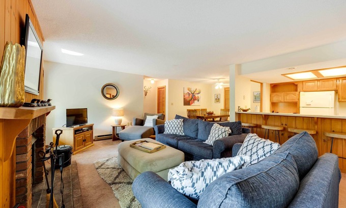 Lincoln Condo | Riverfront Lincoln Condo w/Patio + Pool Access!