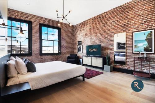 Arts/Warehouse District House | Roami at The Lola Convention Center Studio #07