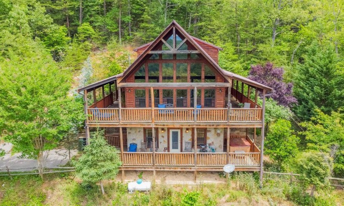 Townsend House | Rocky Top Hideaway: Theater Room, Pool Table, and Arcade Gaming System!