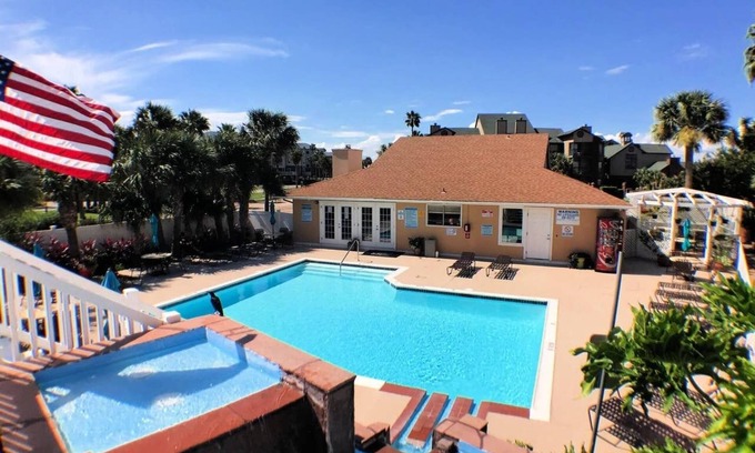Galveston Condo | Sandpiper Stay - Pool, Near Beach and Seawall!