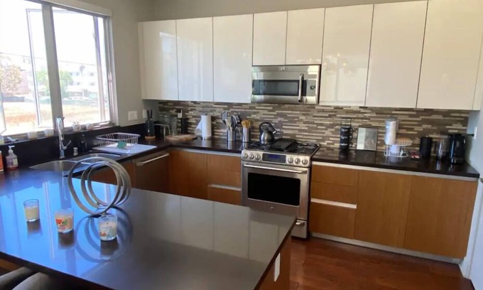Faircrest Heights House | Saturn Skyview Estate and Suite with Free Wifi, Laundry, Beverly Hills Adjacent