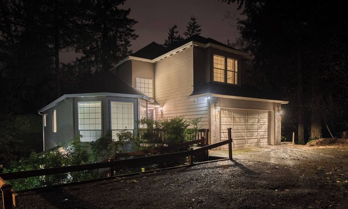 West Portland Park House | Secluded 7 Bedroom Home for Corporate Groups and Family Reunions -KING BED