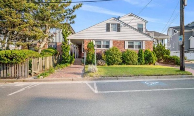 Margate City House | Secluded Beach Block Cul-de-Sac Midcentury Gem 2 Houses from Beach!