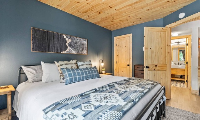 Peak 9 Apartment | Ski-In/Out Luxury 1 Blk to Main Pool+Hot Tub Sauna