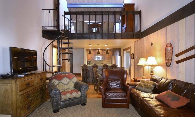 Crested Butte Condo | Ski-In/Out Remodeled Condo Next to Slopes! Dog Friendly, Mtn Views, Fireplace
