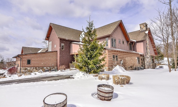 McHenry House | Ski In/Ski Out Chalet w/Hot Tub & Fireplace