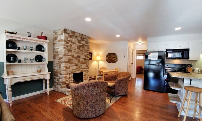 Red River Condo | Ski View 4 Columbine - In Town - On Main Street - WiFi - Cable - Outdoor Patios