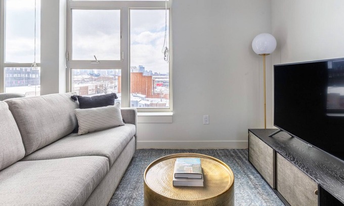 River North Art District Apartment | Sleek RiNo Studio w/ Gym, Roof Deck, in Brewery District, by Blueground