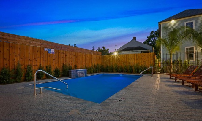 Faubourg Lafayette Apartment | Spacious 3BR Condo w Pool Steps to St Charles Ave