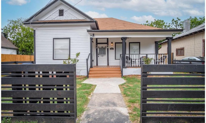 Denver Heights House | Spacious 4 BR Home Near River Walk 6 mins drive