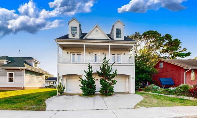 Little Salisbury House | Spacious Coastal Getaway w/Dual Living Areas - Walk to Beach, Dining, Shops
