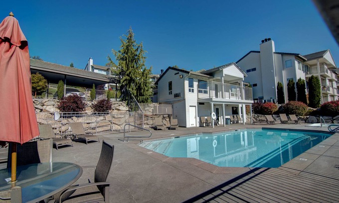 Chelan Condo | Spacious condo with pool - across from Don Morse City Park & lake access