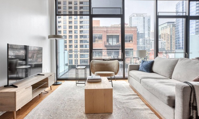 Near North Side Apartment | Spacious River North 3BR w/Gym, Rooftop, walk to L & Park, by Blueground (ID #CHI323)