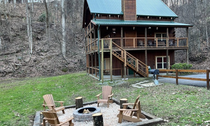 Chalet Village Cabin | Stairway to Heaven ~ 3 King Master Bedrooms ~ Privacy ~ Great Location ~ Firepit