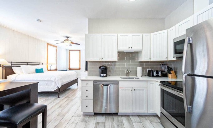 Historic Seaport Apartment | Studio Near Downtown - The Bartlum