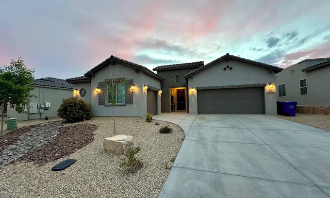 Las Cruces House | Stunning Oasis in the Desert