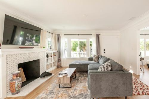 East Hollywood House | Stylish Gated Retreat in East Hollywood with Parking