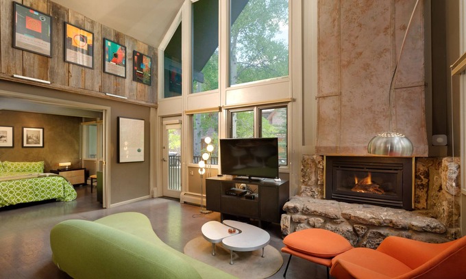 Aspen Condo | Stylish Modern Mountain Views in Downtown ASPEN CORE w/Free Wifi and Hot Tub Great Location!