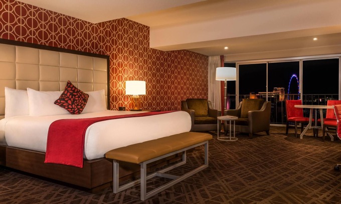 Las Vegas House | Suite + Connecting Room at a 4⭐️ Hotel