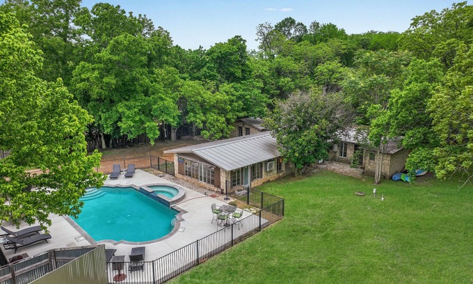 Wimberley House | The Creek,The Pool, walking distance to the square it's all here!
