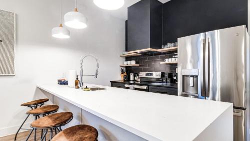 Music Row Apartment | The Grove 2 by AvantStay Private Balcony