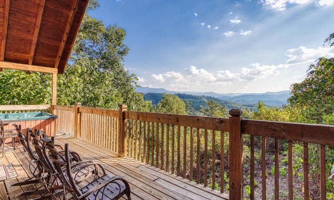 Sevierville House | The Parrots Nest cabin