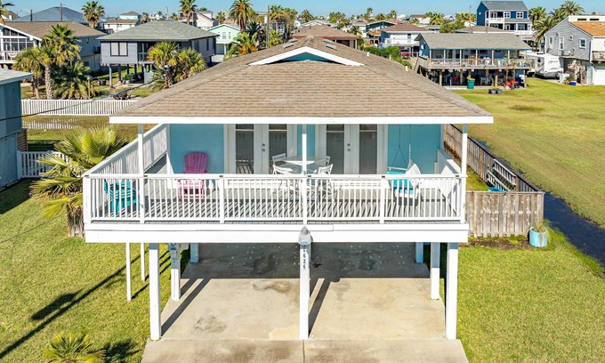 Jamaica Beach House | The Prettiest Palm |Kayak, Beach Toys & Cornhole |$200 Free Attraction Tickets |Pool & Beach Nearby
