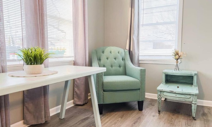 Niagara Falls House | THE STONE CASTLE-Free Parking, Minutes From Falls & Casino