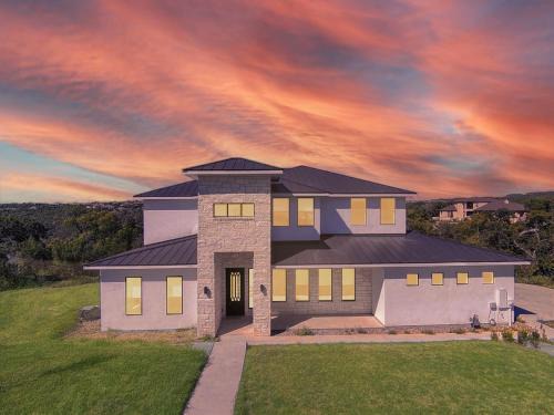 Northshore On Lake Travis Villa | Tranquil Lakefront Villa -Jacuzzi, Pickle Ball, Movie, Winery