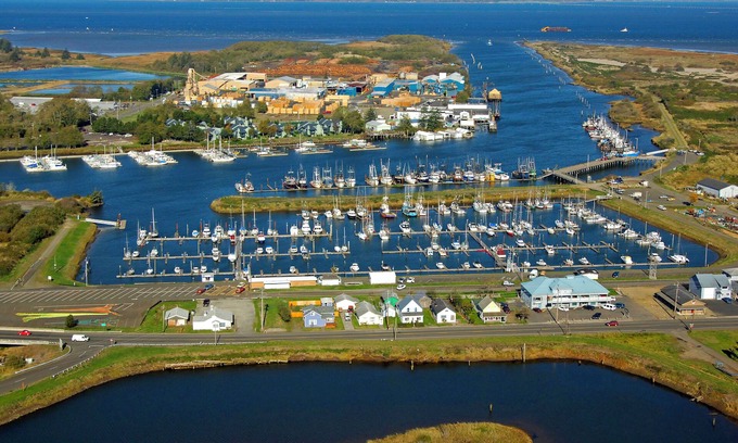 Warrenton Hotel | Two Family-Friendly Units! Pool, Attractions and Sauna