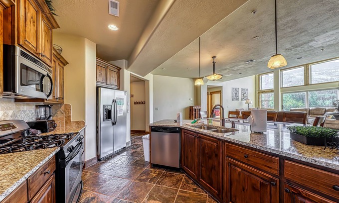 Brian Head Condo | Two-level condo w/mountain view, jetted tub, balcony & gas grill