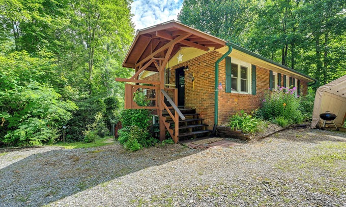 Robbinsville Cabin | Unique & Artsy Cabin w/Blue Ridge Mountain Views!