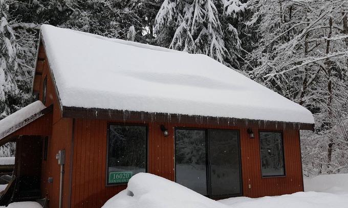 Glacier House | Unplug at this Mt. Baker Cabin in the Hot Tub, enjoy massage chair & rain shower