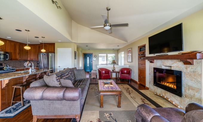 Wapato Point Condo | Wapato Point Halmalka Condo 512B Sleeps 8 by Outdoor Pool, Sandy Beach Amenities