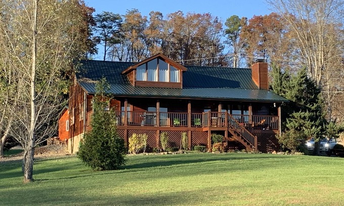Wears Valley House | Wear's Valley Mtn Retreat - Pool across the Yard! Awesome Views, Easy Access